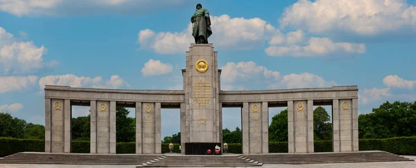 2010年7月18日 ドイツ ベルリン ソ連戦争記念館 ベルリンの戦いで戦死した兵士を追悼するソ連の追悼式 — ストック写真
