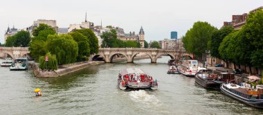 Paris, Fransa - 21 Temmuz 2010: Seine Nehri 'nde Pont Neuf' e doğru giden bir tur teknesi.