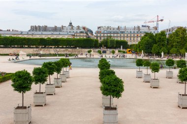 Paris, Fransa - 21 Temmuz 2010: Jardin des Tuileries ve Bassin Octagonal. Tuileries Bahçesinde sekiz kenarlı bir gölet var..