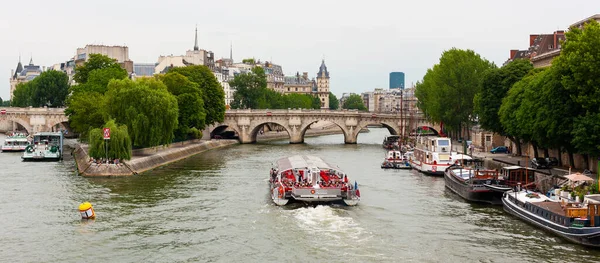 法国巴黎 2010年7月21日 塞纳河上的观光船驶向新桥 — 图库照片