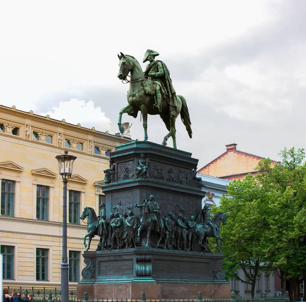 Berlin, Almanya - 18 Temmuz 2010: Unter Den Linden caddesinde Kral Friedrich II 'nin heykeli. Prusya Büyük Frederick.