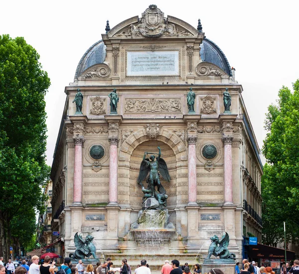 Paris, Fransa - 21 Temmuz 2010: Fontaine Saint-Michel. Aziz Michael Çeşmesi, kültürel dönüm noktası ve popüler buluşma noktası..