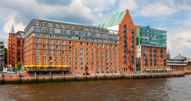 Hamburg, Almanya - 12 Temmuz 2011: Elbe Nehri 'ndeki Elbspeicher binası. Otel, restoran ve şirket ofisleri içeren büyük bir bina..