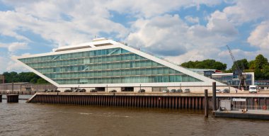 Hamburg, Almanya - 12 Temmuz 2011: Dockland Ferry Wharf 'taki liman ofis binası (Fischereihafen). İçinde gözlem güvertesi olan büyük bir trapezoid bina..