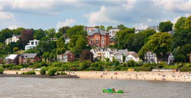 Hamburg, Almanya - 12 Temmuz 2011: Elbstrand. Elbe Nehri 'nin kuzey kıyısındaki halk plajı, şehirden uzakta..
