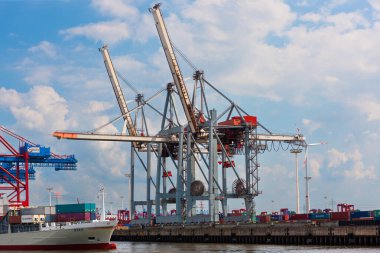 Hamburg, Almanya - 12 Temmuz 2011: Hamburg Limanı rıhtımı. Kargo ve nakliye endüstrisi Elbe Nehri 'nin güney kıyısında..