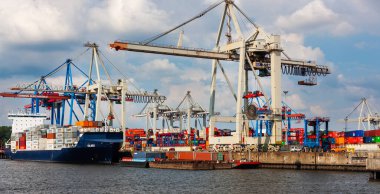 Hamburg, Almanya - 12 Temmuz 2011: Hamburg Limanı rıhtımı. Kargo ve nakliye endüstrisi Elbe Nehri 'nin güney kıyısında..