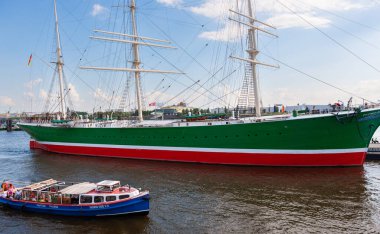 Hamburg, Almanya - 12 Temmuz 2011: Eski, restore edilmiş Alman kargo gemisi Rickmer Rickmers Elbe Nehri 'ne demir attı.