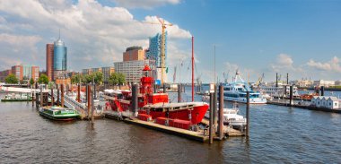Hamburg, Almanya - 12 Temmuz 2011: Hamburg 'un Elbe Nehri üzerindeki ilk limanı Niederhafen' e demirlemiş tekneler.
