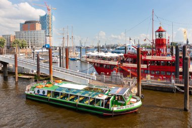 Hamburg, Almanya - 12 Temmuz 2011: Niederhafen bölgesindeki liman ve marina, Hamburg 'un Elbe Nehri üzerindeki en eski limanı.