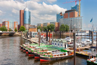 Hamburg, Almanya - 12 Temmuz 2011: Niederhafen, Hamburg 'un ilk Elbe Nehri limanı, şimdi kişisel ve tur tekneleri için bir marina.