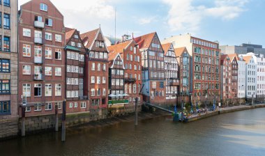 Hamburg, Almanya - 12 Temmuz 2011: Kleines Rıhtımı, Elbe Nehri 'nin kuzey kanalı boyunca küçük bir rıhtım. Açık havada yemek yemek için idealdir, ya da gelgitin alçalmasını izlemek için..