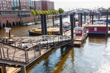 Hamburg, Almanya - 12 Temmuz 2011: Elbe Nehri 'nin kuzey kolu üzerinden iç liman (Binnenhafen). Hamburg çevresinde tekne turları için depo..