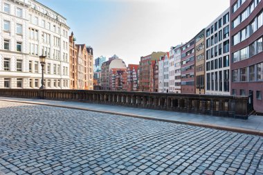 Hamburg, Almanya - 12 Temmuz 2011: Holzbrucke, Elbe Nehri 'nin kuzey kanalı üzerindeki taş köprü. 