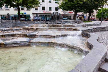 Münih, Almanya - 4 Temmuz 2011: Rindermarkt - Brunnen. Rindermark Çeşmesi Rindermart (sokak) boyunca halka açık bir meydanda).