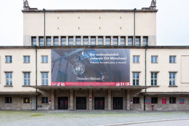 Münih, Almanya - 4 Temmuz 2011: Alman Müzesi. Müze Adası 'ndaki teknoloji müzesi, eski kuzey girişi..
