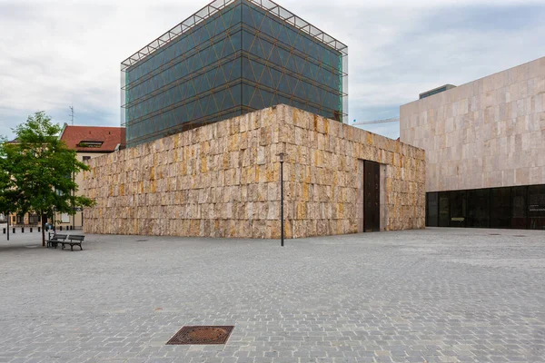 Münih, Almanya - 4 Temmuz 2011: Münih Yahudi Müzesi ile birlikte Yahudi anıtı ve sinagogu.