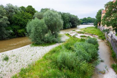 Isar Nehri, Münih, Almanya 'nın kuzeyinden güneye akar, yaz boyunca kurudur..