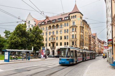 Münih, Almanya - 4 Temmuz 2011: Münih 'te Thiersch Caddesi boyunca giden tramvay.