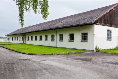 Dachau, Almanya - 4 Temmuz 2011: Dachau Toplama Kampı Anıt Alanı. Nazi toplama kampı 1933 'ten 1945' e kadar. Hücre hapsi hücreli merkezi yönetim binası.