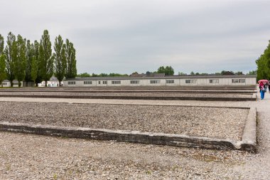 Dachau, Almanya - 4 Temmuz 2011: Dachau Toplama Kampı Anıt Alanı. Nazi toplama kampı 1933 'ten 1945' e kadar. Orjinal kışla korunmadan önce çıplak barakalar..