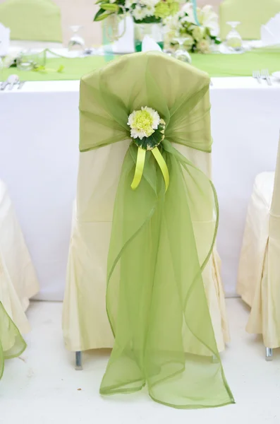 Cadeira de casamento decorada com cor verde e flor . — Fotografia de Stock