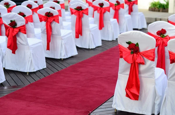 Γάμος καρέκλες και το κόκκινο χαλί. — Φωτογραφία Αρχείου