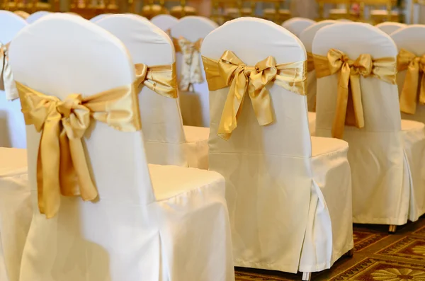Chaises de mariage décorées avec ruban . — Photo
