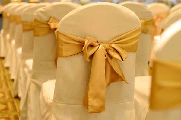 Весільні стільці прикрашені стрічкою . — стокове фото