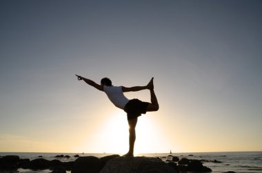 adam hareket yoga sahilde