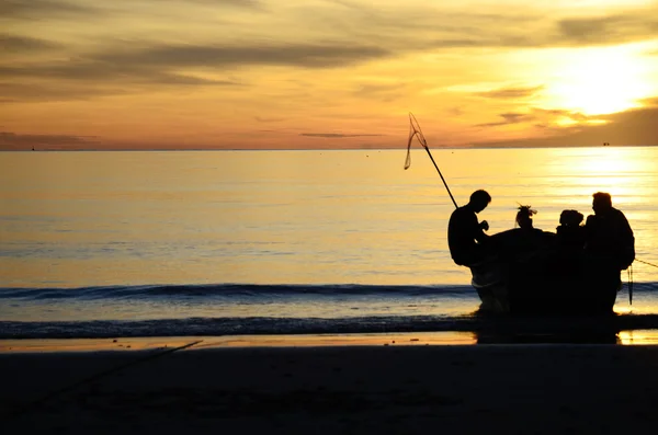 Fiskare på sunrise — Stockfoto