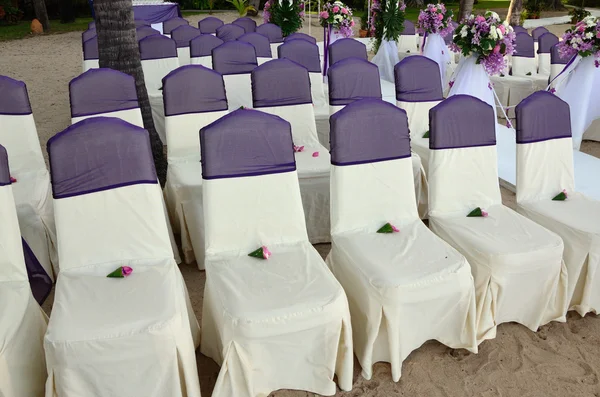 Cadeiras de casamento decoradas na cor branca e violeta . — Fotografia de Stock