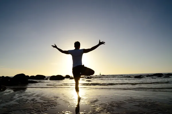 Adam hareket yoga sahilde — Stok fotoğraf