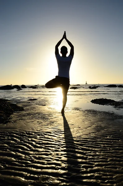 Hombre acto yoga en la playa —  Fotos de Stock
