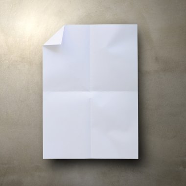 hightlight beton duvar zemin üzerine beyaz katlanmış kağıt.