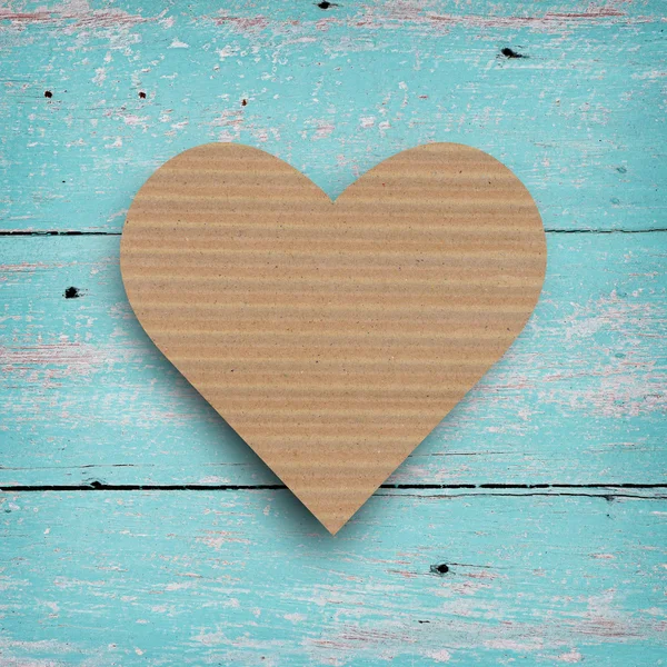 Carta marrone a forma di cuore su parete vintage . — Foto Stock