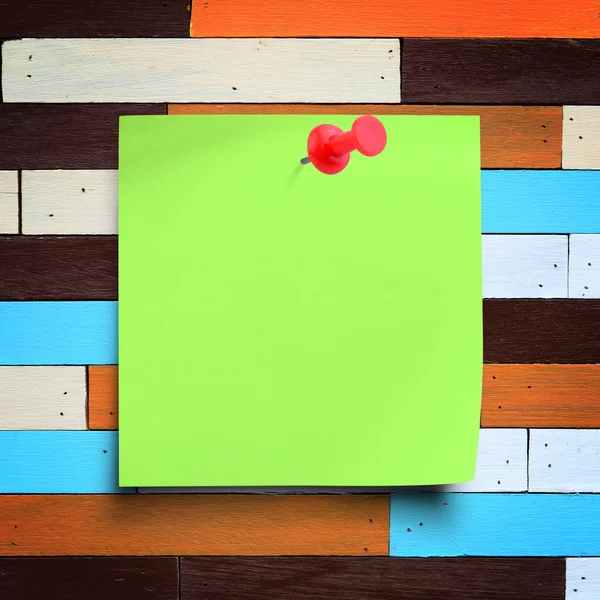 Green paper with red pushpin on vintage wall — Stock Photo, Image