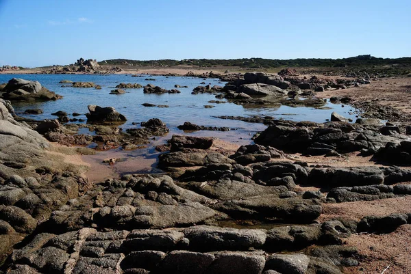 Punta Li Francesii sahili manzarası