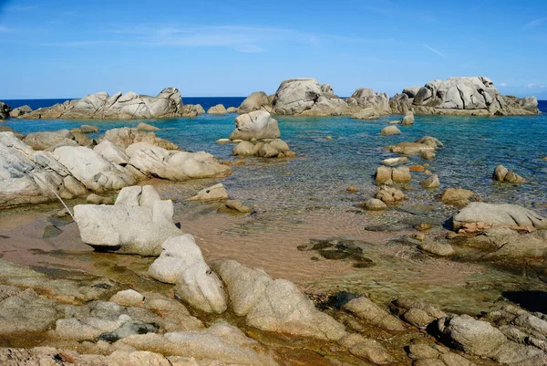 Punta Li Francesii sahili manzarası