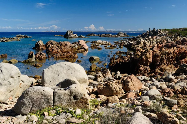 Punta Li Francesii sahili manzarası