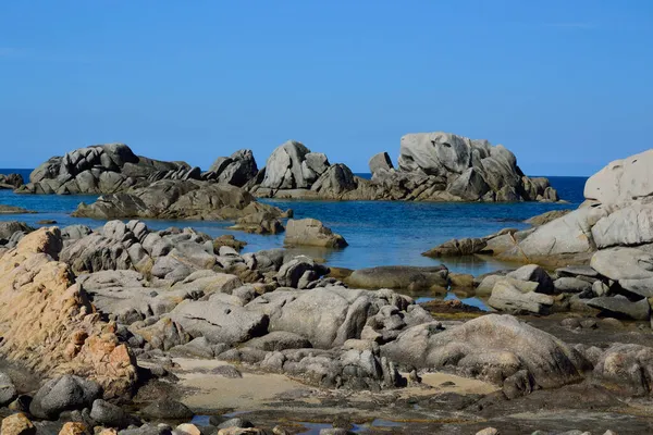 Punta Li Francesii sahili manzarası
