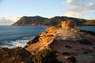 Porto Ferro 'daki Bantine ve Satış Kulesi manzarası