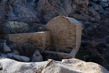 Capo Testa 'daki çeşmenin manzarası
