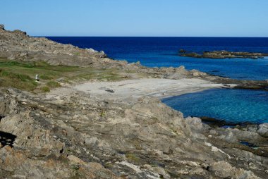 La Pelosetta plajı manzarası