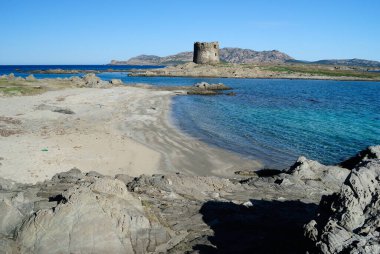 La Pelosetta sahili, La Pelosa adası ve arka plandaki Asinara adası.