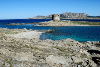 La Pelosetta sahili, La Pelosa adası ve arka plandaki Asinara adası.