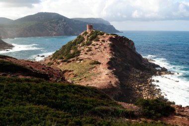 Kıyı manzarası ve Cala Porticciolo Kulesi