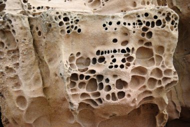 Porto Ferro plajında kaya oluşumları