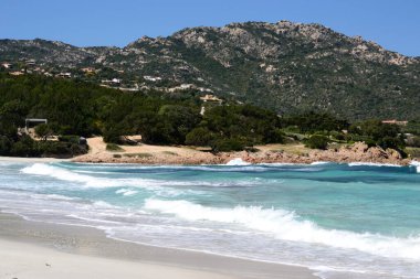 Grande Pevero plajı manzarası