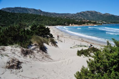 Grande Pevero plajı manzarası